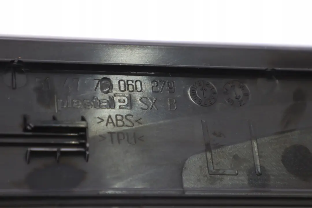 Osłona listwa progu progowa lewy przód do BMW E90 o numerze 7060279 BMW E90 Osłona listwa progu progowa lewy przód - SKU 7060279 - Numer Części 7060279