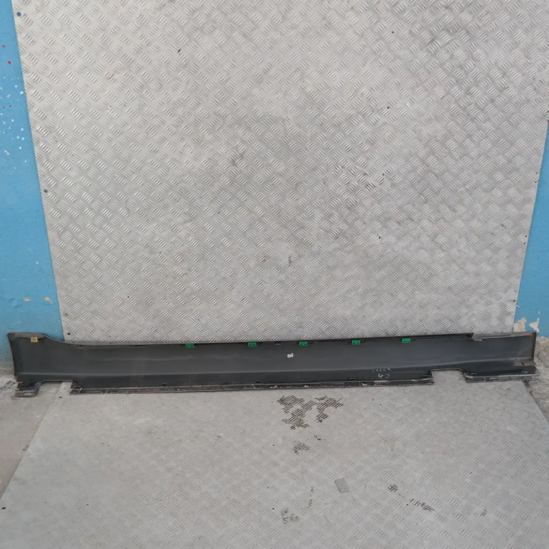 Faldón cubierta lateral umbral puerta izquierdo Gris amatista para BMW E60 E61 con número de pieza 150277 BMW E60 E61 Faldón cubierta lateral umbral puerta izquierdo Gris amatista - SKU 0150277-AG - Número de pieza 150277