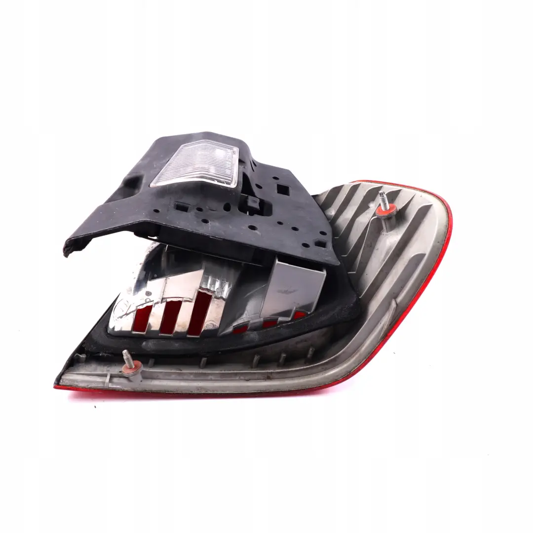 Berline Feu Arriere Panneau Laterale a Gauche Blanc pour BMW E46 à propos du numéro de pièce 8364921 BMW E46 Berline Feu Arriere Panneau Laterale a Gauche Blanc - SKU 8364921 - Numéro de pièce 8364921