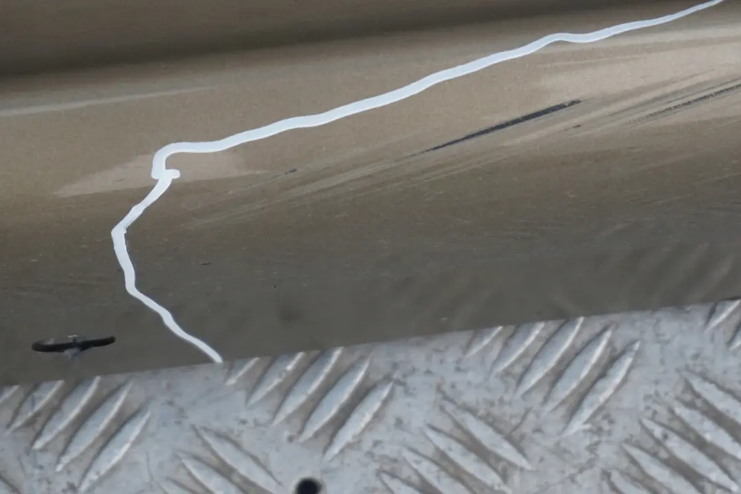 Sill Strip Faldon Lateral Izquierdo Sonora Metallic - A23 para BMW E87 con número de pieza 51770032949 BMW E87 Sill Strip Faldon Lateral Izquierdo Sonora Metallic - A23 - SKU 0032949-SON4 - Número de pieza 51770032949