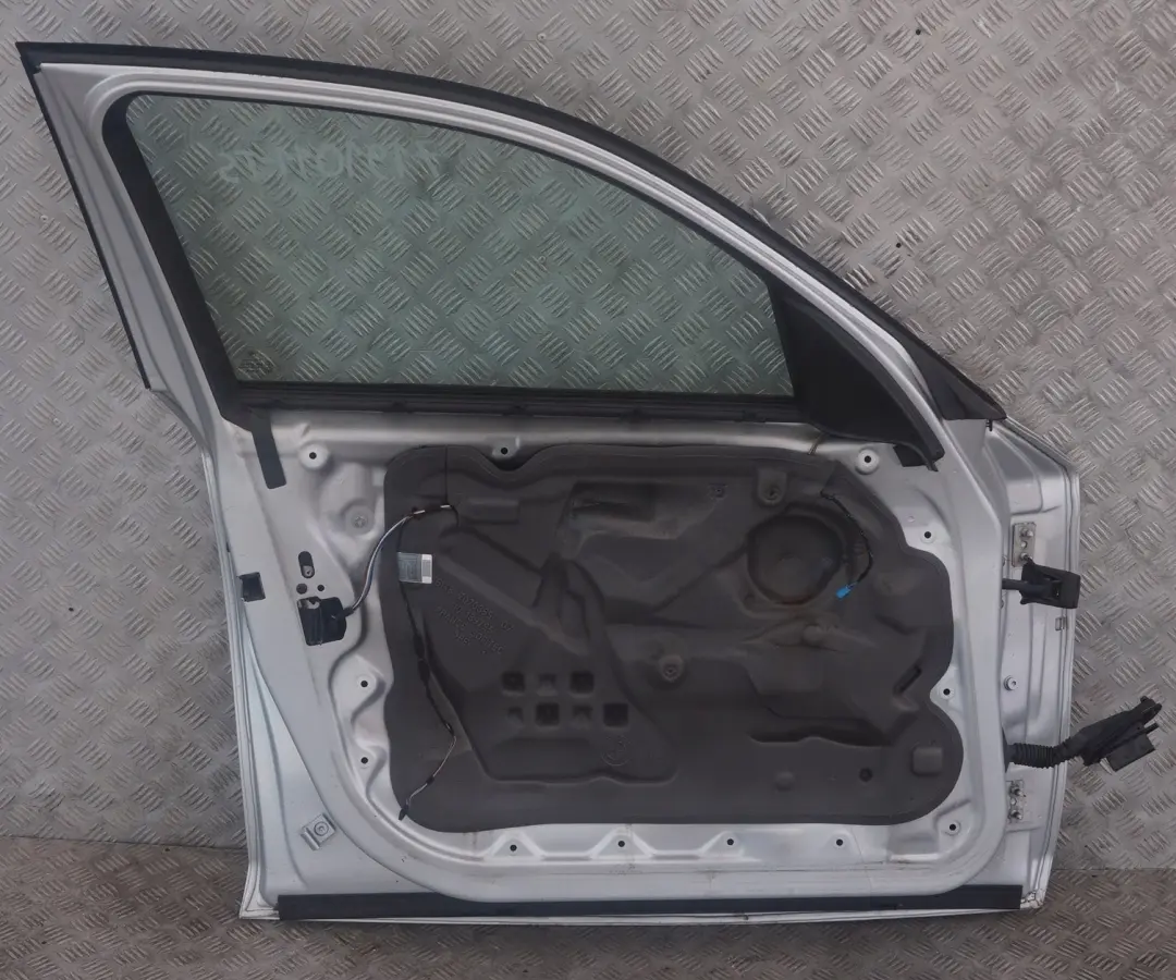 Fahrerseite Tür vorne links Titansilber Silber Metallic für BMW 1 er E87 LCI mit Teilenummer 7191011 BMW 1 er E87 LCI Fahrerseite Tür vorne links Titansilber Silber Metallic - SKU 7191011-TS - Teilenummer 7191011