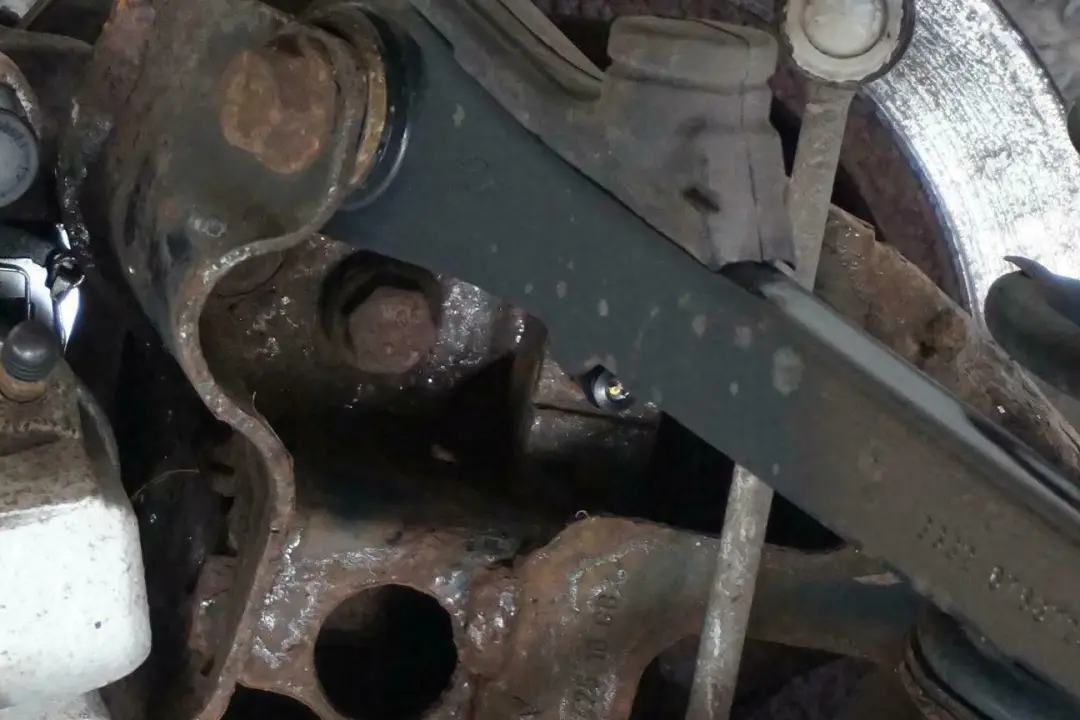 90PS Braccio Longitudinale Posteriore SX per Mini R52 Cabrio One W10 1.6 con numero di parte 6781135 Mini R52 Cabrio One W10 1.6 90PS Braccio Longitudinale Posteriore SX - SKU 6781135-3 - Numero di parte 6781135