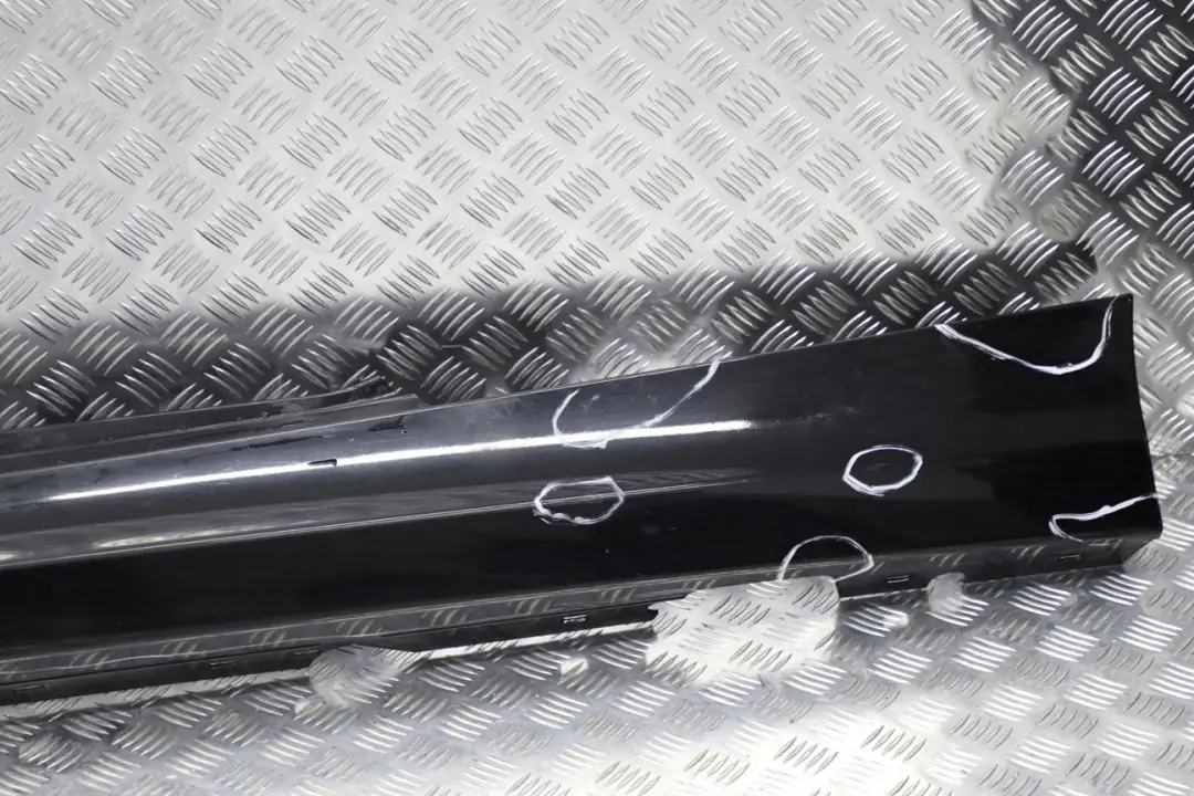 Listello Portiera Apertura Gonne SX Nero per BMW E81 E82 E88 con numero di parte 51770036143 BMW E81 E82 E88 Listello Portiera Apertura Gonne SX Nero - SKU 0036143-SCH4 - Numero di parte 51770036143