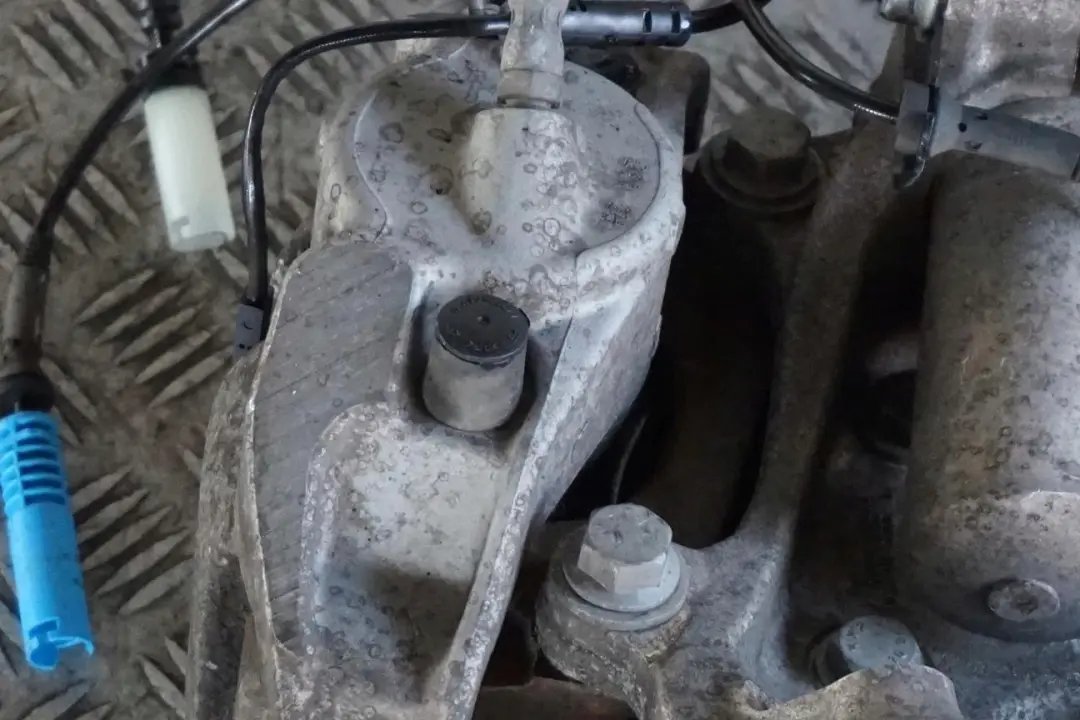 BMW E61 520d M47N2 Delantero Izquierdo Muelle Freno Suspensión Pata Buje Eje - SKU 6768795 - Número de pieza 6768795