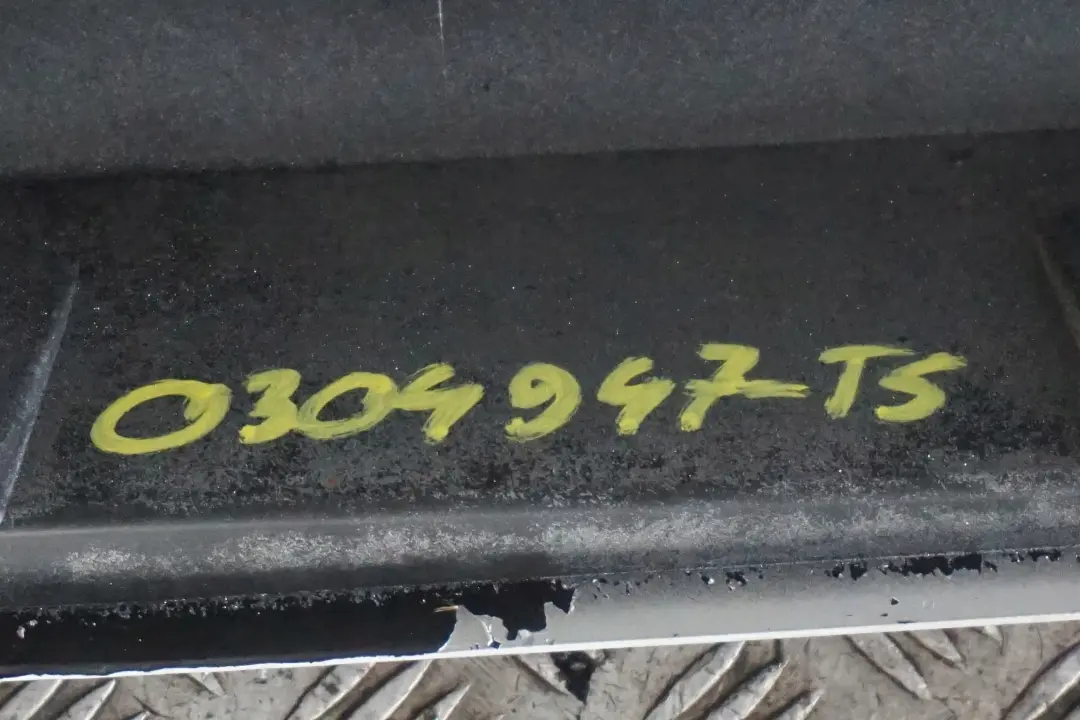 Nakładka próg lewy titansilber do BMW E63 E64 o numerze 0304947 BMW E63 E64 Nakładka próg lewy titansilber - SKU 0304947-TS - Numer Części 0304947