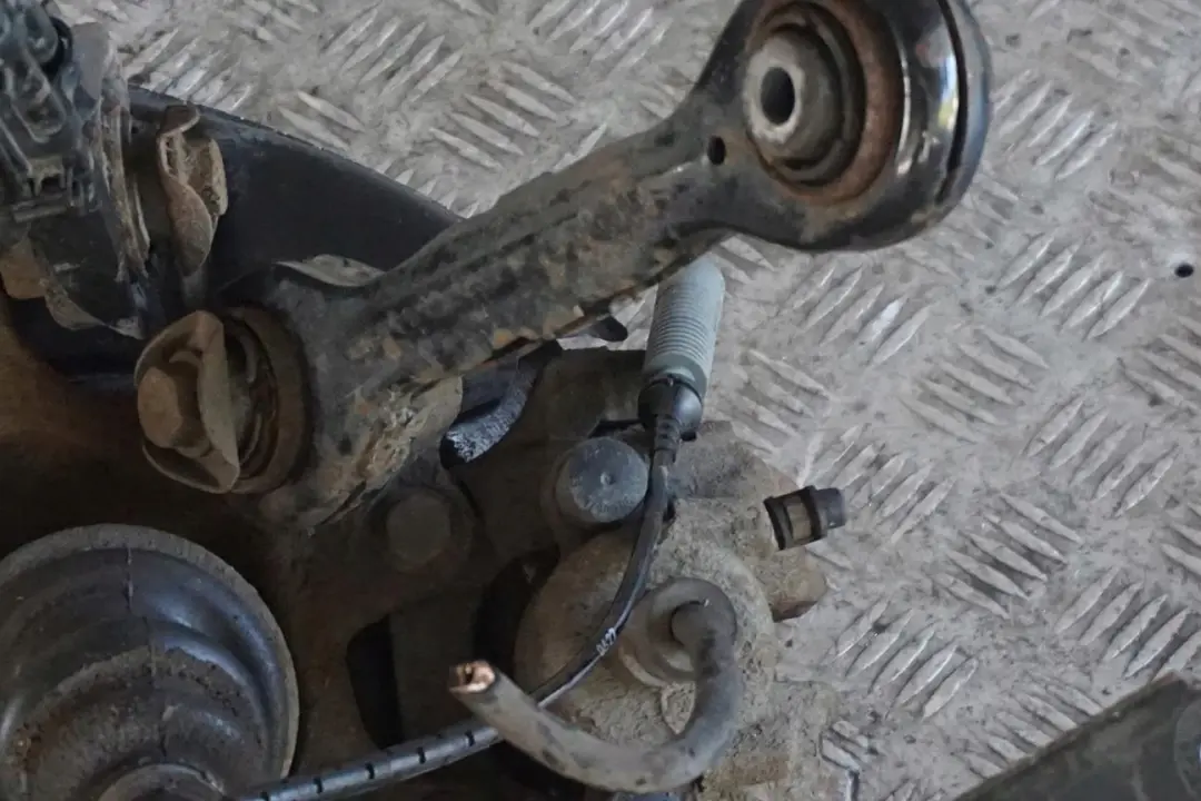 BMW E87 LCI 118d N47 Trasero Izquierdo Suspension Pierna Eje Freno Disco - SKU 6774809-19 - Número de pieza 6774809