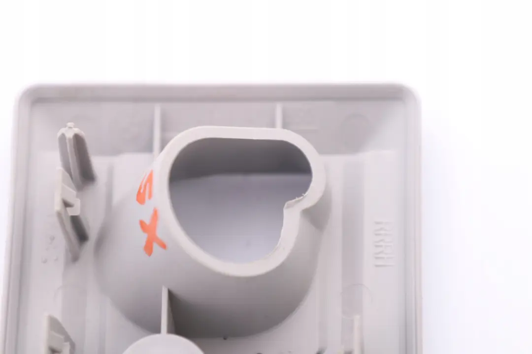 Uchwyt osłona rolety prawy 8402350 do BMW E53 X5 o numerze 8408734 BMW E53 X5 Uchwyt osłona rolety prawy 8402350 - SKU 8408734 - Numer Części 8408734