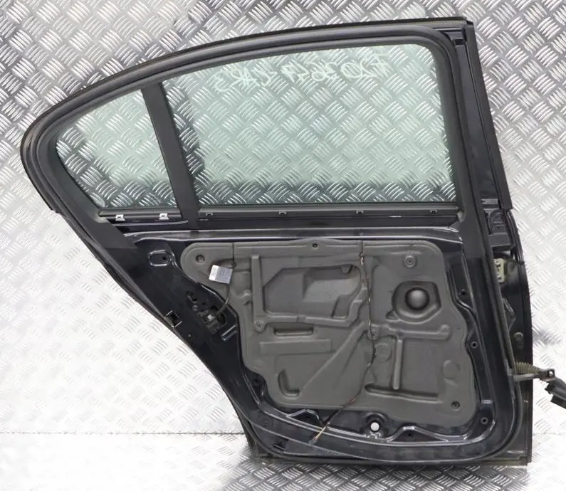 Porta Posteriore Sinistra Nero Carbone Nero Metallizzato - 416 per BMW E90 3 con numero di parte 7203647 BMW E90 3 Porta Posteriore Sinistra Nero Carbone Nero Metallizzato - 416 - SKU 7203647-CAR3 - Numero di parte 7203647