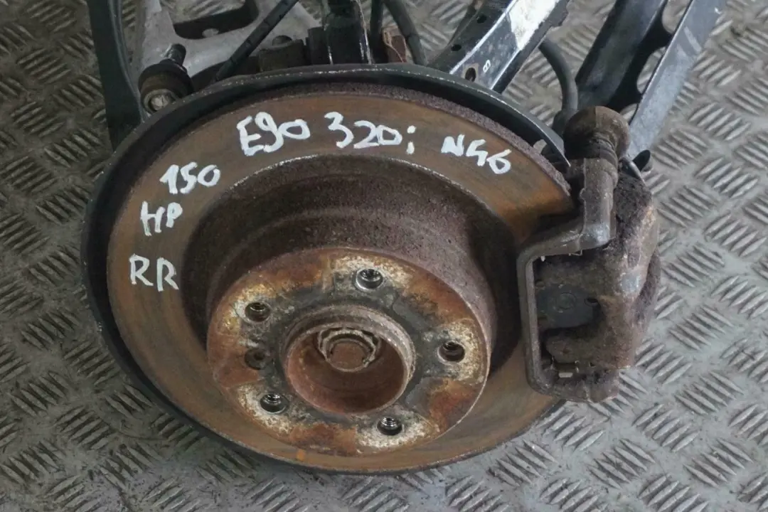 BMW E90 320i N46 Trasero Derecho O / S Spring Strut Pierna Freno Suspension Hub - SKU 6774810-6 - Número de pieza 6774810