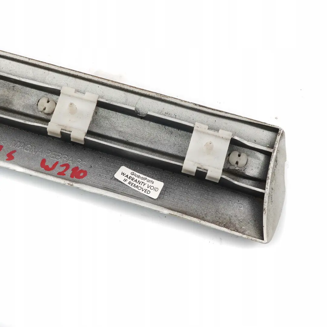 Delantero Derecho Guardabarros Molding Strip Brilliant Silver 744 para Mercedes W210 con número de pieza A2106900282 Mercedes W210 Delantero Derecho Guardabarros Molding Strip Brilliant Silver 744 - SKU A2106900282-BRS - Número de pieza A2106900282