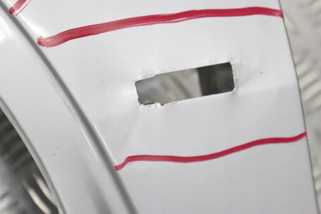 Pareti Anteriore Sinistra Parafango Argento-Titanio Argento - 354 per BMW X5 E53 6 con numero di parte 7000385 BMW X5 E53 6 Pareti Anteriore Sinistra Parafango Argento-Titanio Argento - 354 - SKU 7000385-TS6 - Numero di parte 7000385