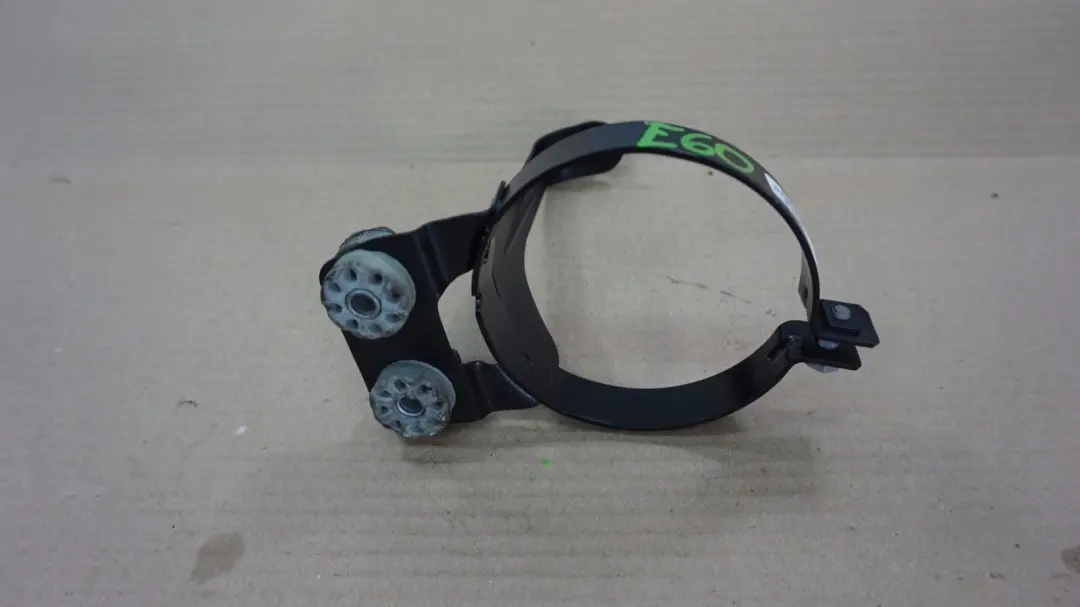 Uchwyt zbiornika oleju BMW E60 E61 do o numerze 6760251 Uchwyt zbiornika oleju BMW E60 E61 - SKU 6760251 - Numer Części 6760251