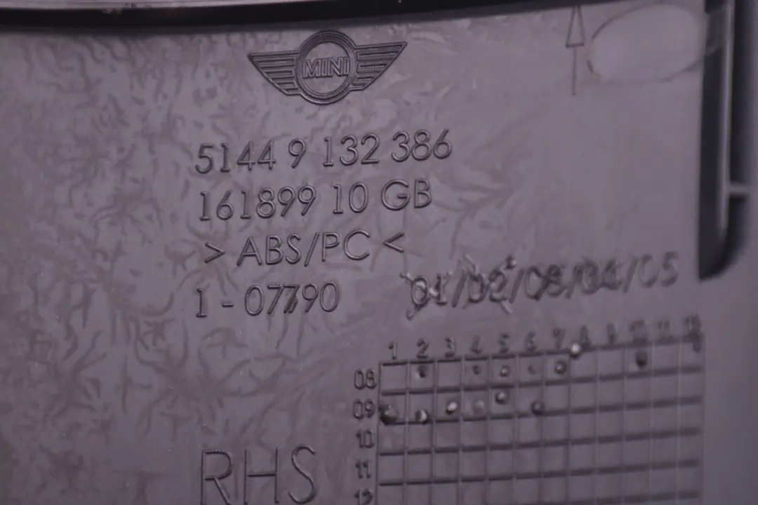 Tapa Columna A Derecha Negro para Mini R57 LCI con número de pieza 9132386 Mini R57 LCI Tapa Columna A Derecha Negro - SKU 9132386 - Número de pieza 9132386