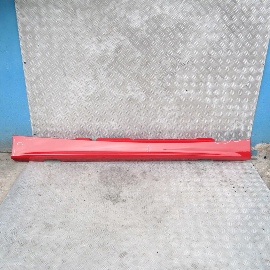 Faldón lateral derecho Japanrot Red Rot - 438 para BMW 5 E87 con número de pieza 32948 BMW 5 E87 Faldón lateral derecho Japanrot Red Rot - 438 - SKU 0032948-JR5 - Número de pieza 32948