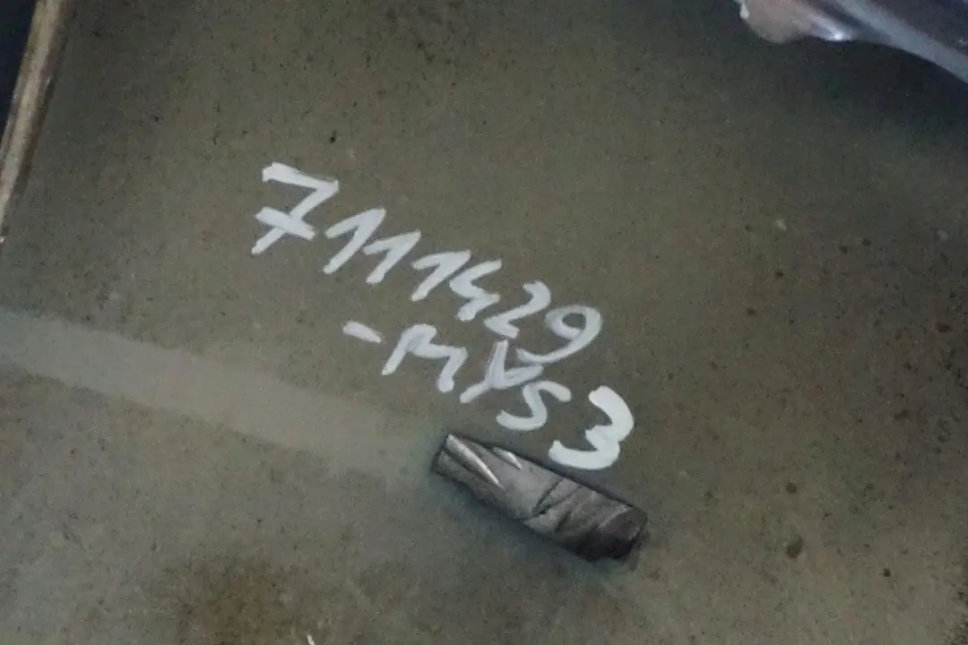 Błotnik lewy przedni Mysticblau do BMW E60 E61 o numerze 7111429 BMW E60 E61 Błotnik lewy przedni Mysticblau - SKU 7111429-MYS3 - Numer Części 7111429