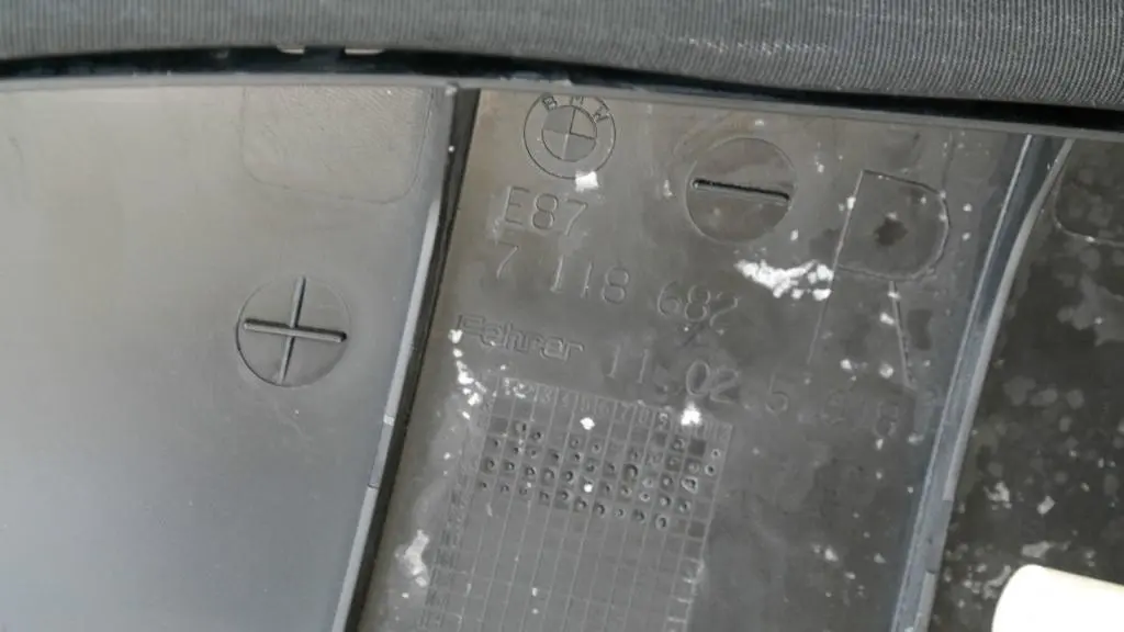 Tela Panel Lateral Asiento Trasero Lado Derecho Antracita para BMW E87 con número de pieza 6968812 BMW E87 Tela Panel Lateral Asiento Trasero Lado Derecho Antracita - SKU 6968812-1 - Número de pieza 6968812