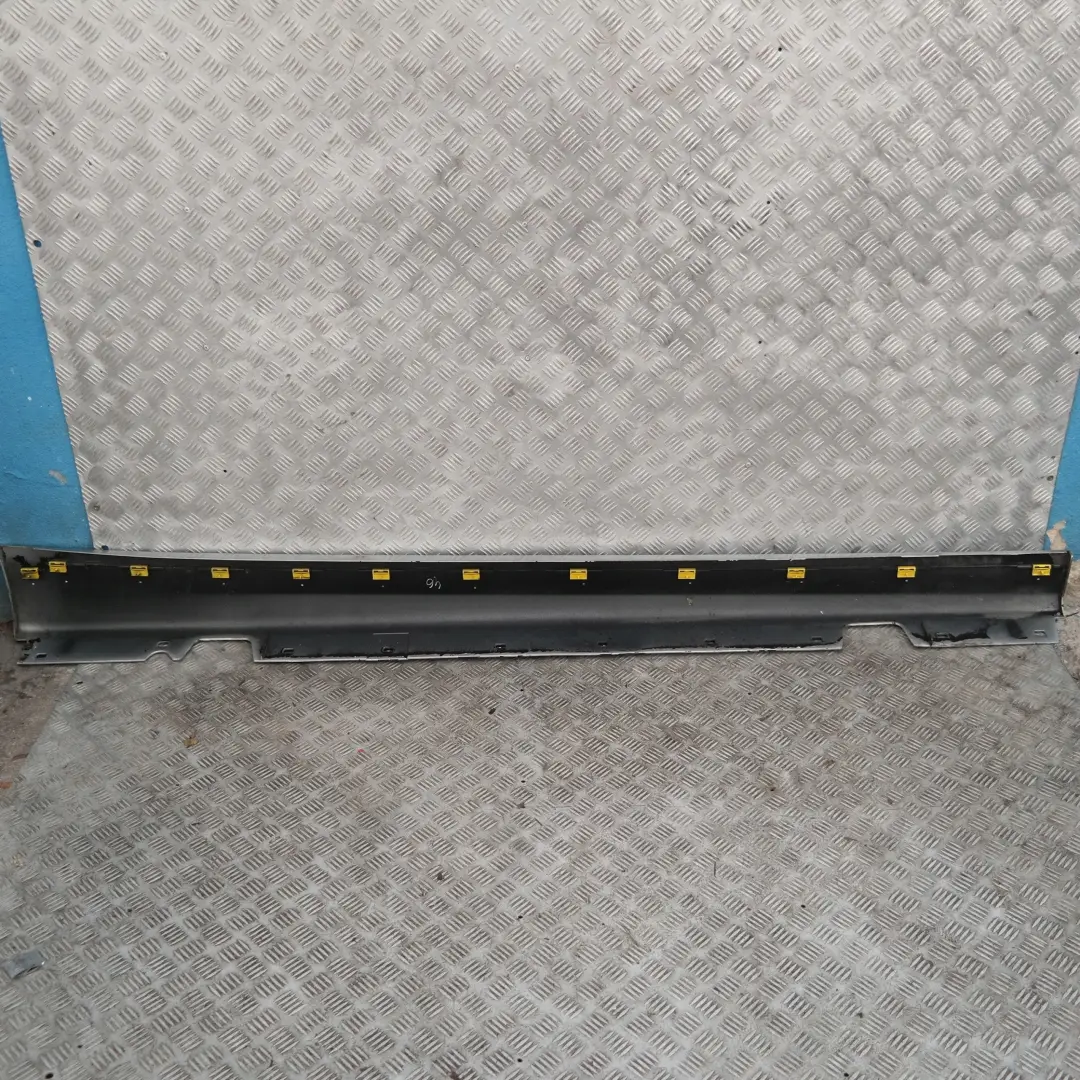 listwa nakładka próg lewa titansilber 354 do BMW E90 o numerze 32951 BMW E90 listwa nakładka próg lewa titansilber 354 - SKU 0032951-TS10 - Numer Części 32951