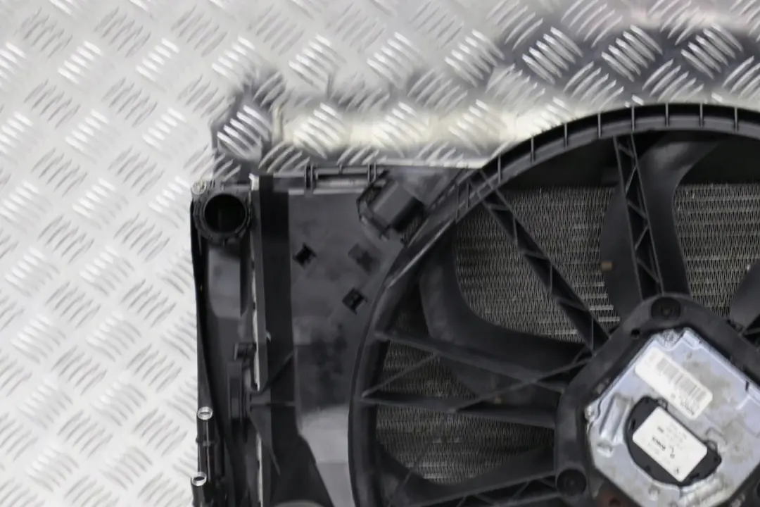 Lüfterzarge mit Lüfter 400W 7588974 für BMW 1 3 er E81 E87 E90 E91 Diesel mit Teilenummer 8506668 BMW 1 3 er E81 E87 E90 E91 Diesel Lüfterzarge mit Lüfter 400W 7588974 - SKU 8506668 - Teilenummer 8506668