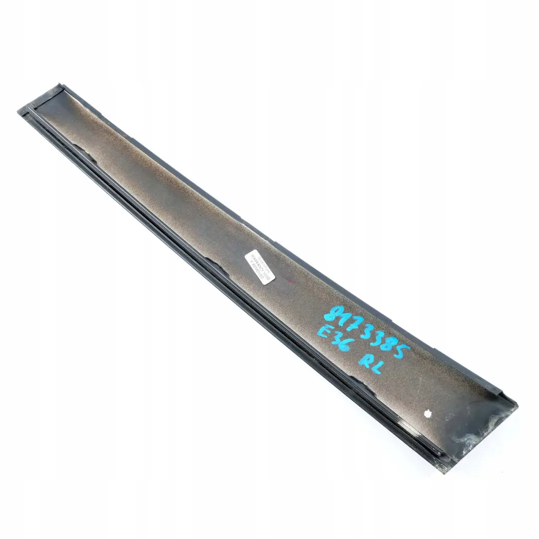 Trasera Izquierda Ventana Acabado Trim B-Pilar Negro para BMW E36 Berlina con número de pieza 8173385 BMW E36 Berlina Trasera Izquierda Ventana Acabado Trim B-Pilar Negro - SKU 8173385 - Número de pieza 8173385
