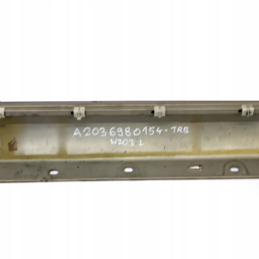 Mercedes-Benz W203 Listello Portiera Apertura Gonna SX Brillante Argento per con numero di parte A2036980154 Mercedes-Benz W203 Listello Portiera Apertura Gonna SX Brillante Argento - SKU A2036980154-BS - Numero di parte A2036980154