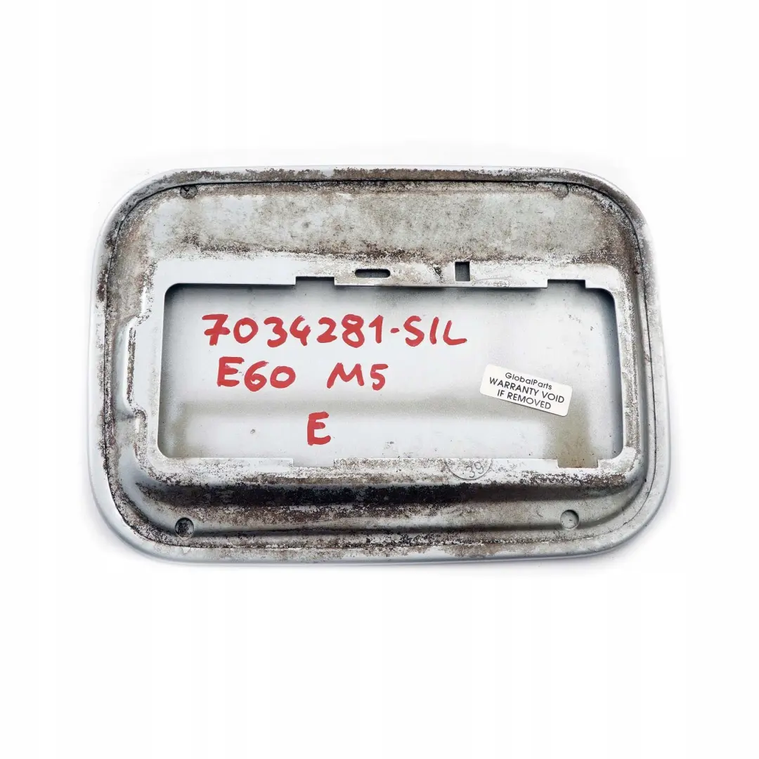 Tapa De llenado De combustible Flap Silver Silverstone Metallic - A29 para BMW E60 M5 con número de pieza 7034281 BMW E60 M5 Tapa De llenado De combustible Flap Silver Silverstone Metallic - A29 - SKU 7034281-SIL - Número de pieza 7034281