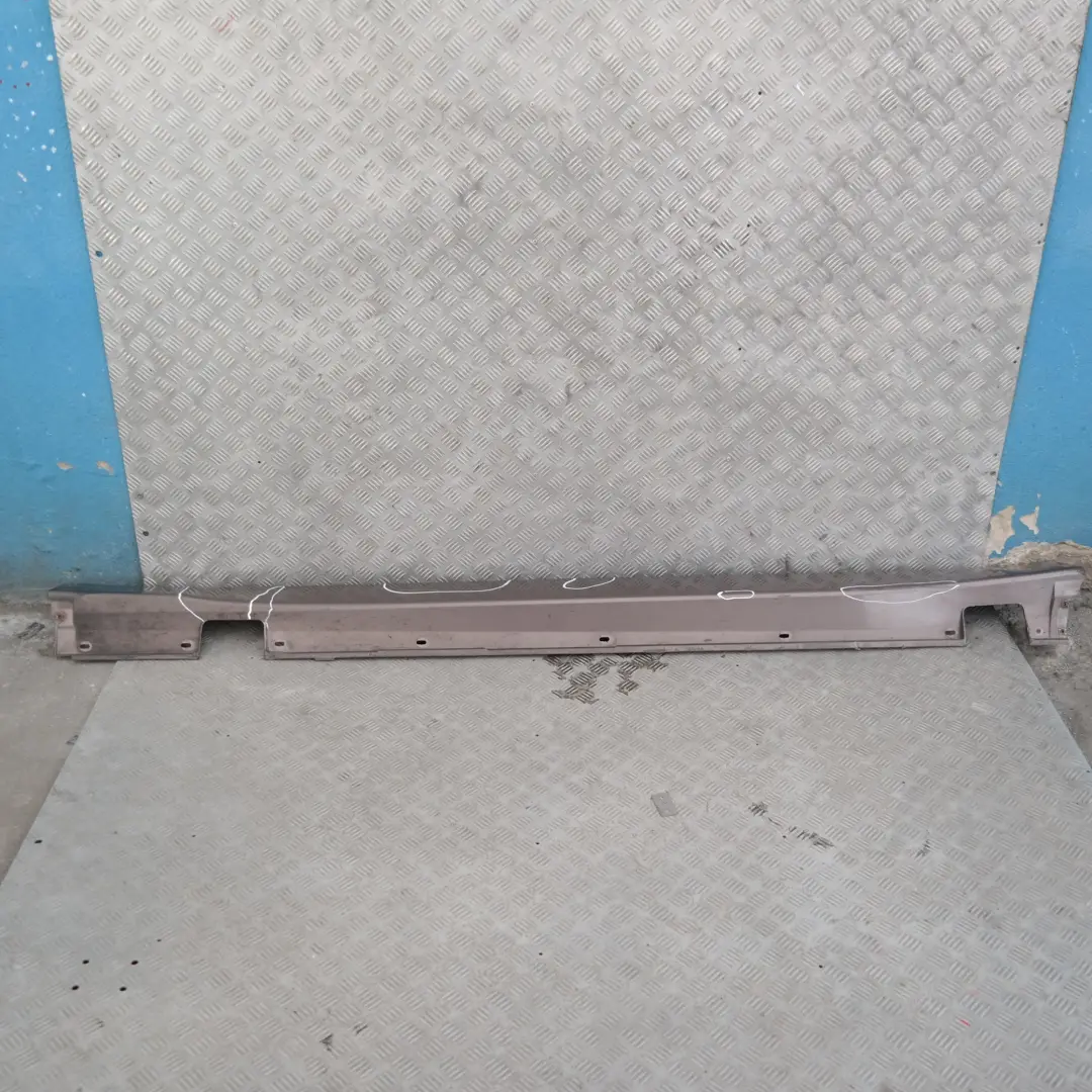 Faldón cubierta lateral umbral puerta izquierdo Gris amatista para BMW E60 E61 con número de pieza 150277 BMW E60 E61 Faldón cubierta lateral umbral puerta izquierdo Gris amatista - SKU 0150277-AG - Número de pieza 150277