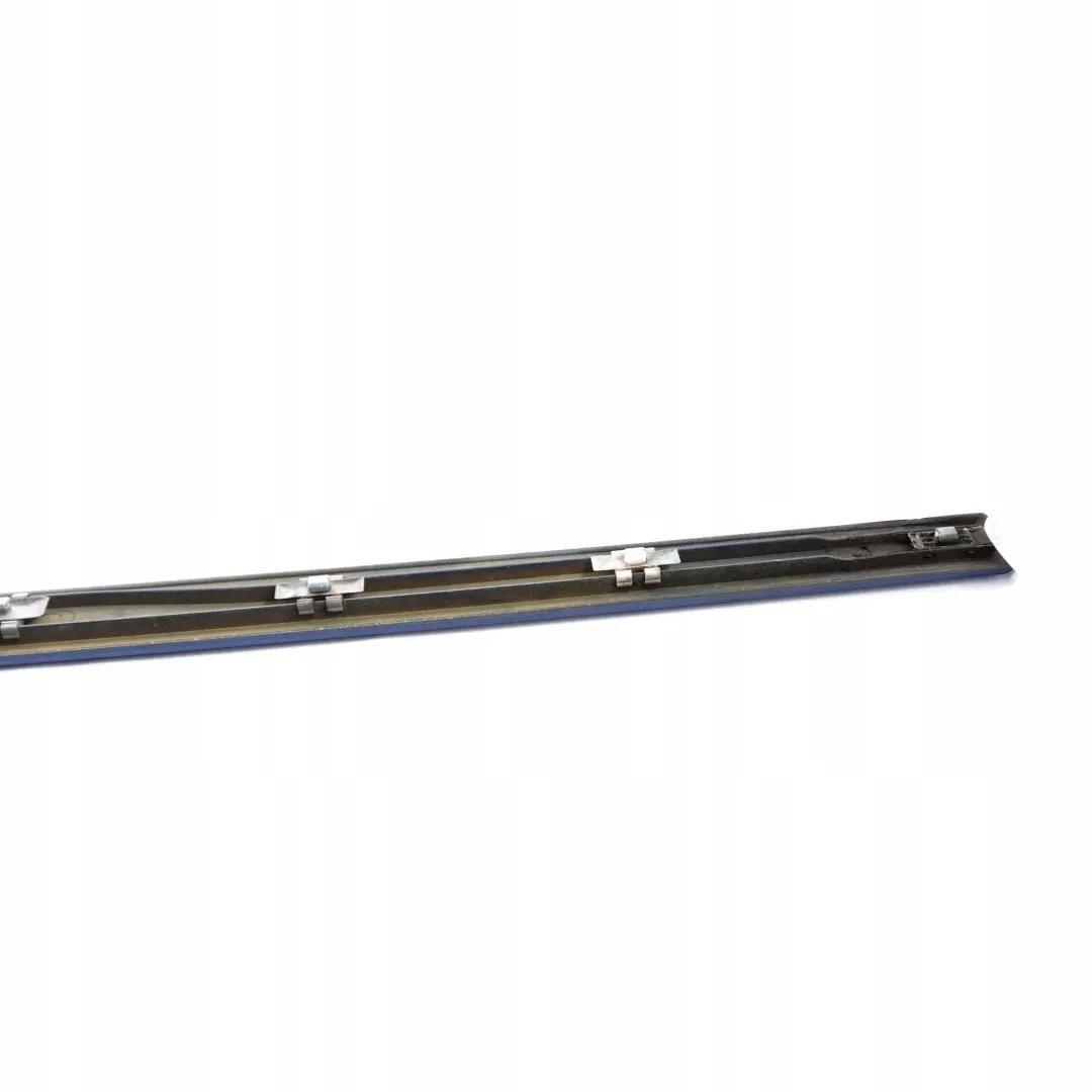 Striscia rivestimento porta anteriore destra Jaspisblau Blu - 345 per Mercedes W203 con numero di parte A2036902262 Mercedes W203 Striscia rivestimento porta anteriore destra Jaspisblau Blu - 345 - SKU A2036902262-JAS - Numero di parte A2036902262