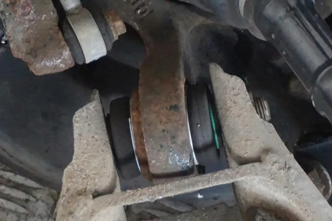 BMW 1 Series E88 Cabrio 120d N47 Rear Left N/S Suspension Leg Axle Brake Disc - SKU 6774809-4 - Part number 6774809