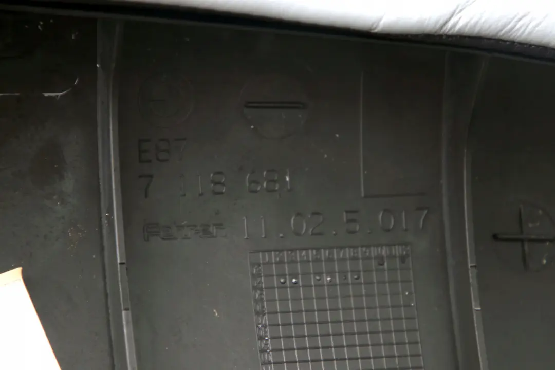 Boczek bok kanapy lewy tył skóra grau do BMW E87 o numerze 7151669 BMW E87 Boczek bok kanapy lewy tył skóra grau - SKU 7151669 - Numer Części 7151669