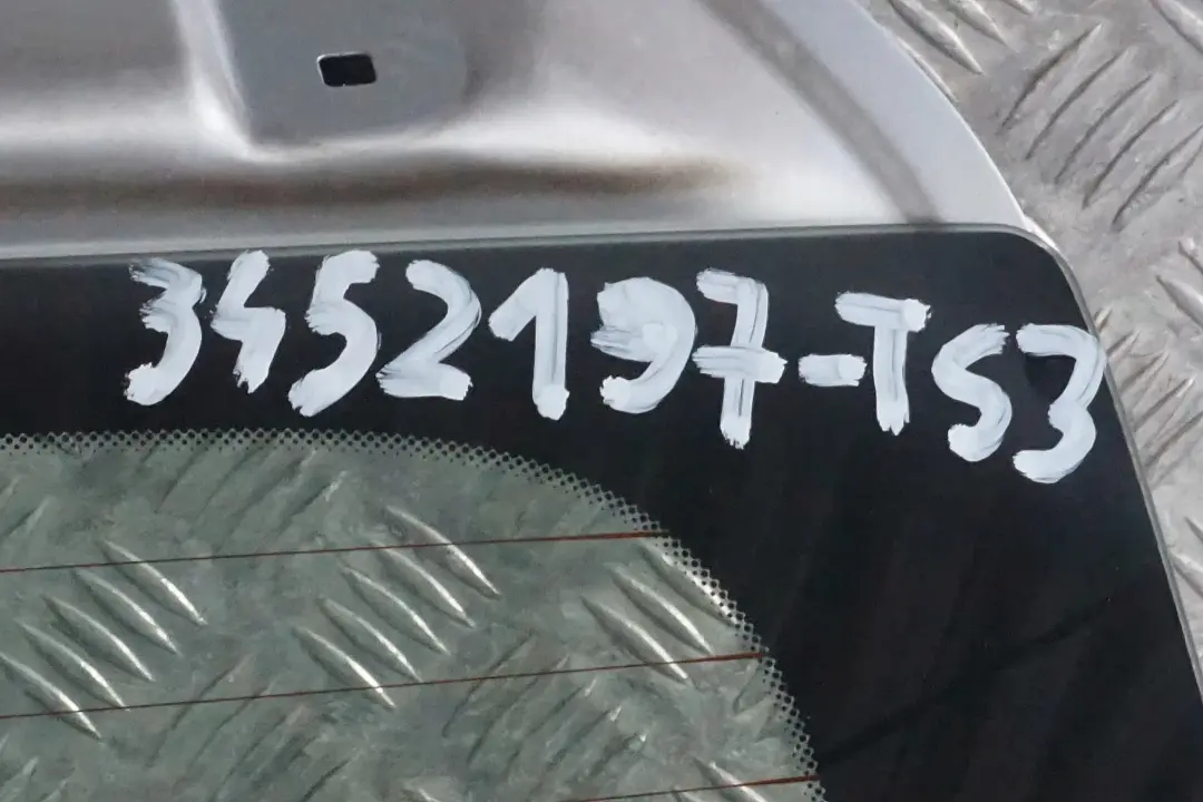 Klapa bagażnika tył titansilber 354 do BMW E83 X3 o numerze 3452197 BMW E83 X3 Klapa bagażnika tył titansilber 354 - SKU 3452197-TS3 - Numer Części 3452197