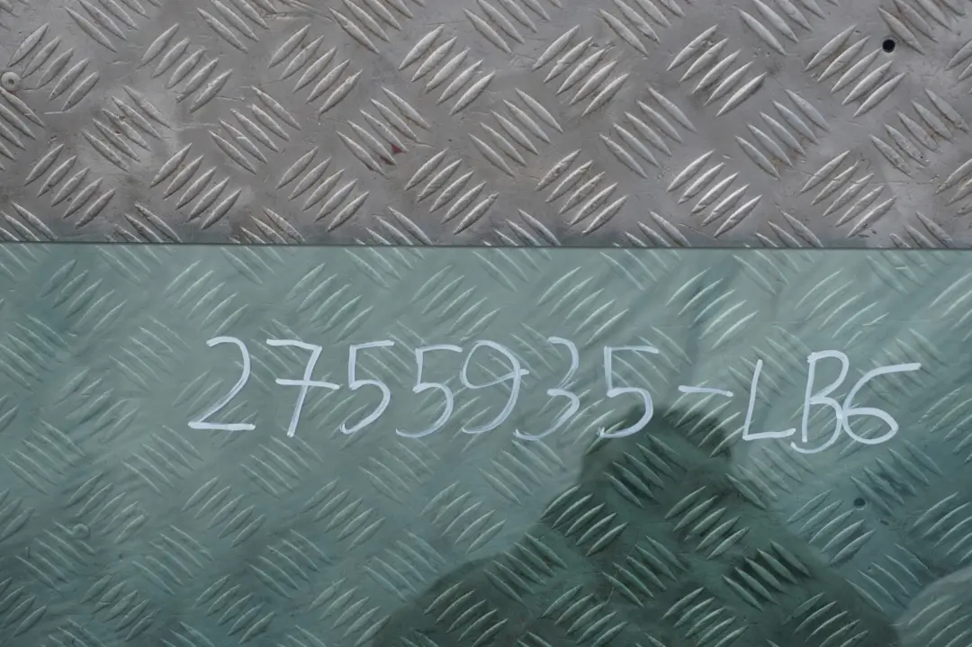 Drzwi lewe Lightning Blue A63 do MINI Cooper R55 R56 o numerze 2755935 MINI Cooper R55 R56 Drzwi lewe Lightning Blue A63 - SKU 2755935-LB5 - Numer Części 2755935