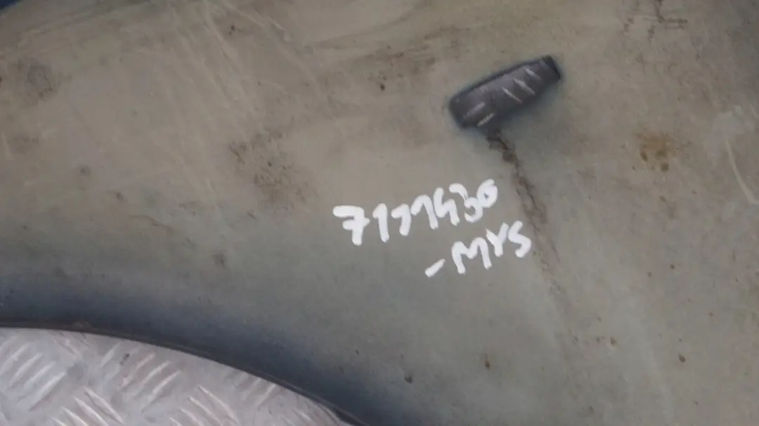 Fahrerseite Seitenwand vorne rechts Kotflügel Mysticblau Blau für BMW 5 er E60 E61 mit Teilenummer 7111430 BMW 5 er E60 E61 Fahrerseite Seitenwand vorne rechts Kotflügel Mysticblau Blau - SKU 7111430-MYS - Teilenummer 7111430