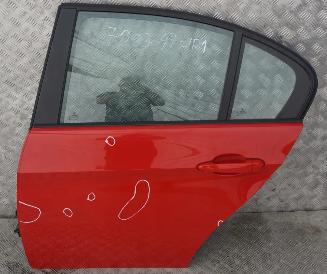 Puerta Trasera Izquierda Japan Rot Rojo - 438 para BMW Serie 3 1 E90 E90N con número de pieza 7203647 BMW Serie 3 1 E90 E90N Puerta Trasera Izquierda Japan Rot Rojo - 438 - SKU 7203647-JR1 - Número de pieza 7203647