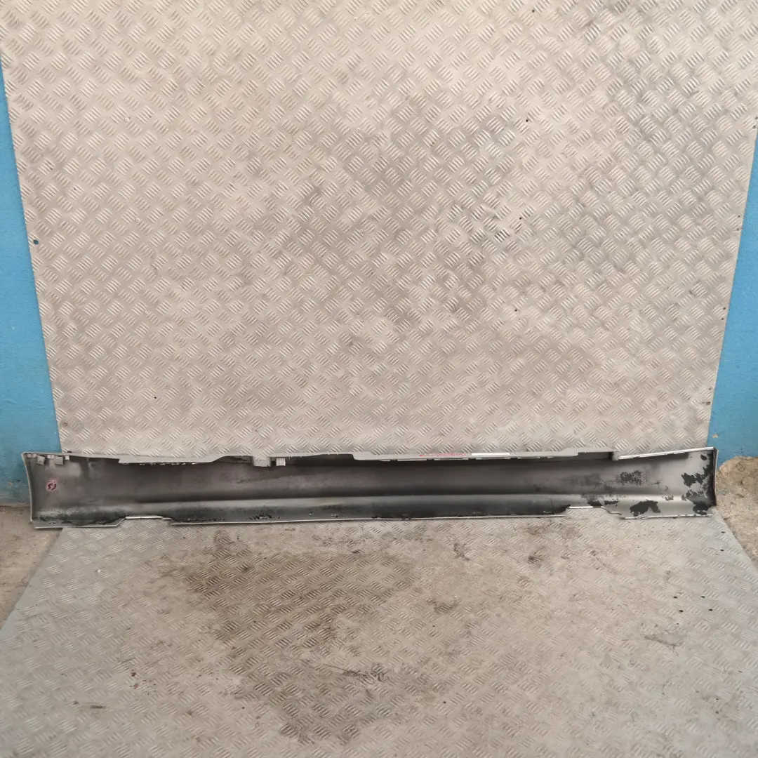 Battiscopa laterale sinistro Titansilber Argento Metallizzato 354 per BMW E87 con numero di parte 32949 BMW E87 Battiscopa laterale sinistro Titansilber Argento Metallizzato 354 - SKU 0032949-TS12 - Numero di parte 32949