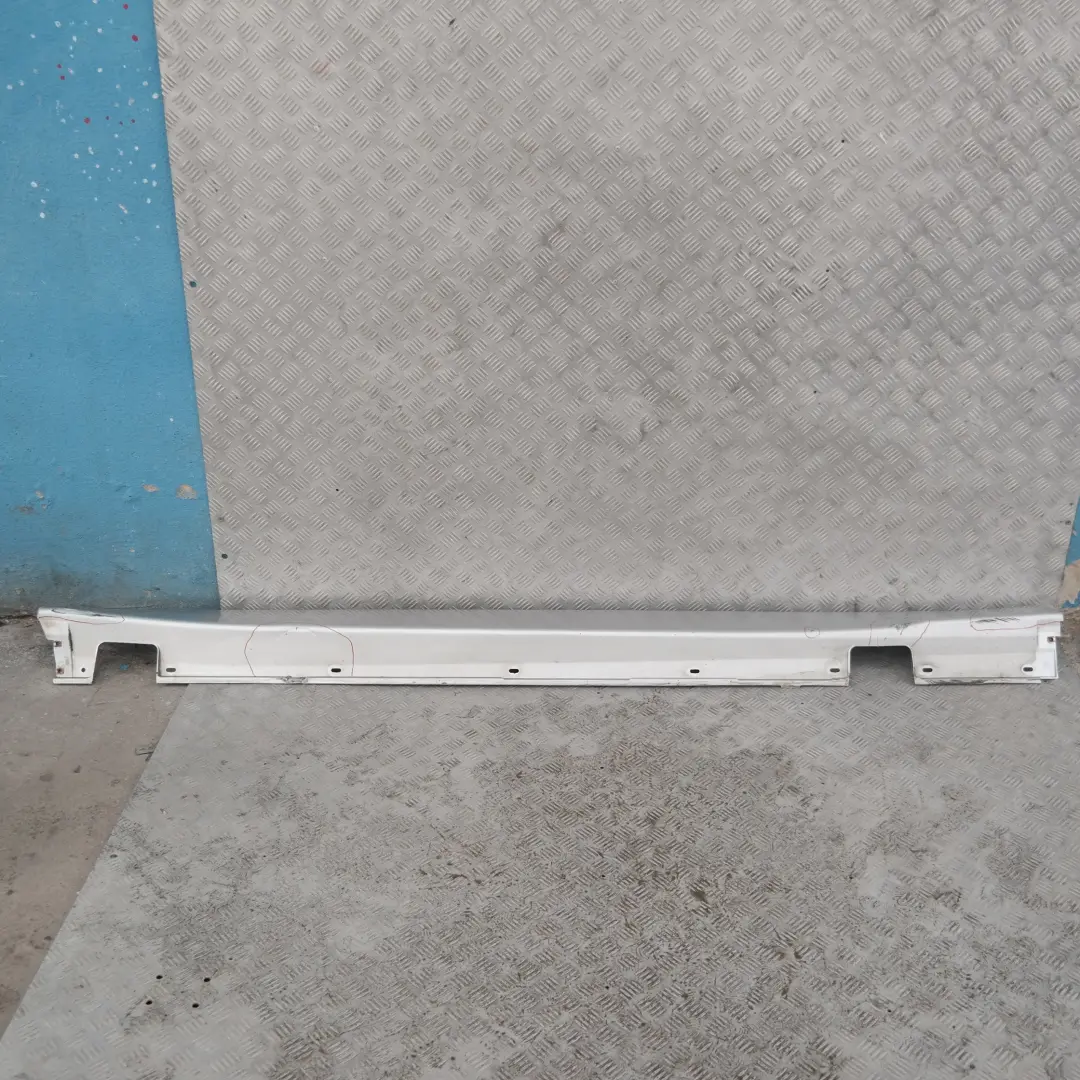 Jupe de seuil de porte droite Titansilber Silver 354 pour BMW E60 E61 à propos du numéro de pièce 0150278-TS1 BMW E60 E61 Jupe de seuil de porte droite Titansilber Silver 354 - SKU 0150278-TS2 - Numéro de pièce 0150278-TS1