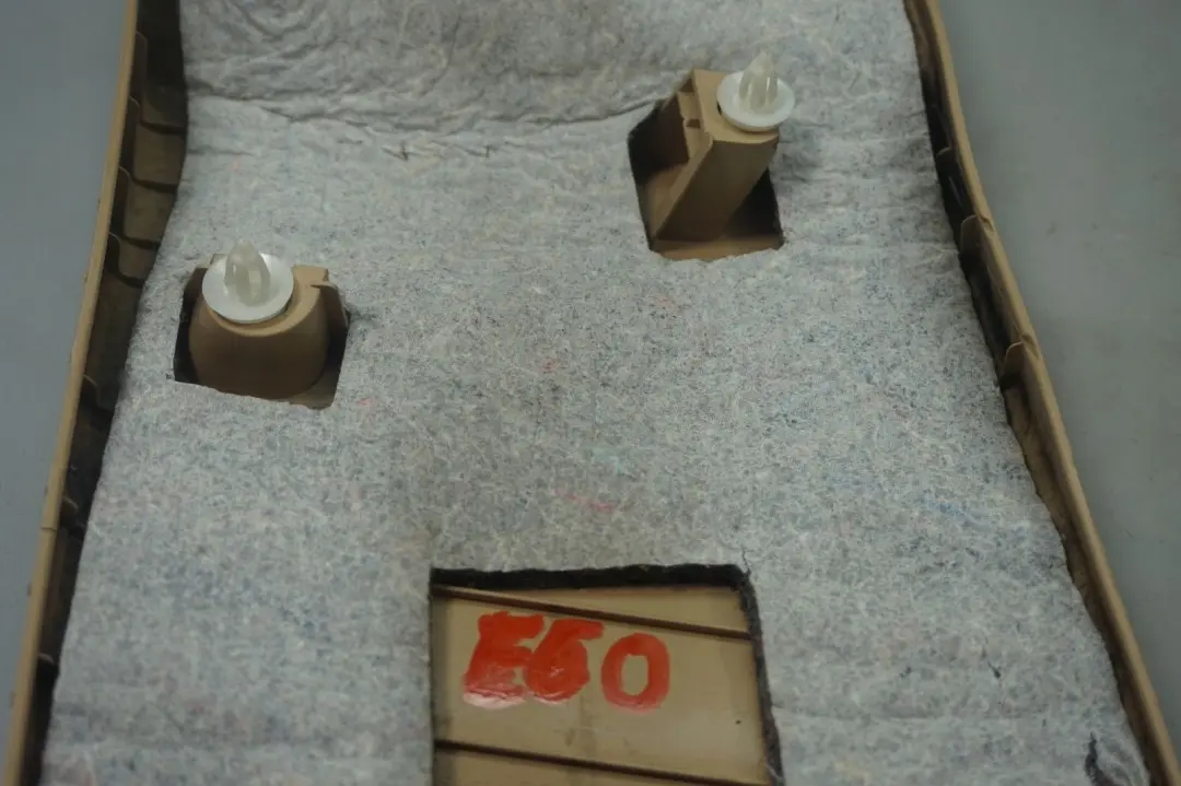 Osłona słupka dolna prawa beż do BMW E60 E61 o numerze 7027090 BMW E60 E61 Osłona słupka dolna prawa beż - SKU 7069438 - Numer Części 7027090