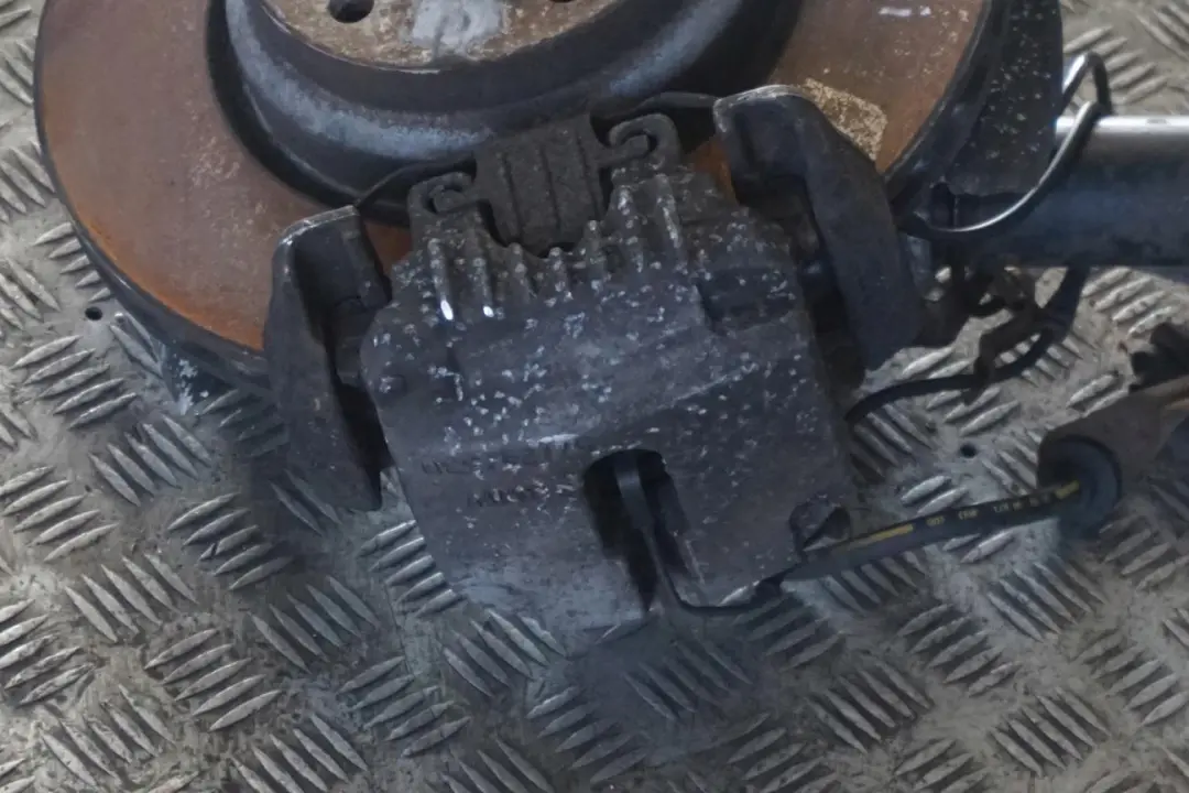 N53 Frente Izquierda Primavera Strut Pierna Suspension Hub para BMW E92 325i con número de pieza 6785589 BMW E92 325i N53 Frente Izquierda Primavera Strut Pierna Suspension Hub - SKU 6785589-2 - Número de pieza 6785589