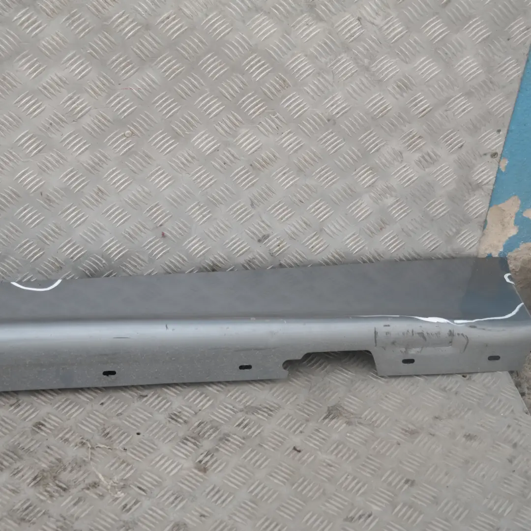 Sill Strip Side Skirt Left Quarzblau Blau Blue Metallic A18 para BMW E87 con número de pieza 32949 BMW E87 Sill Strip Side Skirt Left Quarzblau Blau Blue Metallic A18 - SKU 0032949-QB19 - Número de pieza 32949