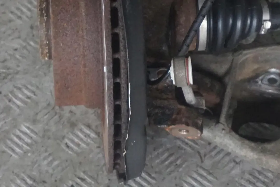 N47 Zwrotnica półoś lewa 143HP do BMW E90 318d o numerze 6774809 BMW E90 318d N47 Zwrotnica półoś lewa 143HP - SKU 6774809-16 - Numer Części 6774809