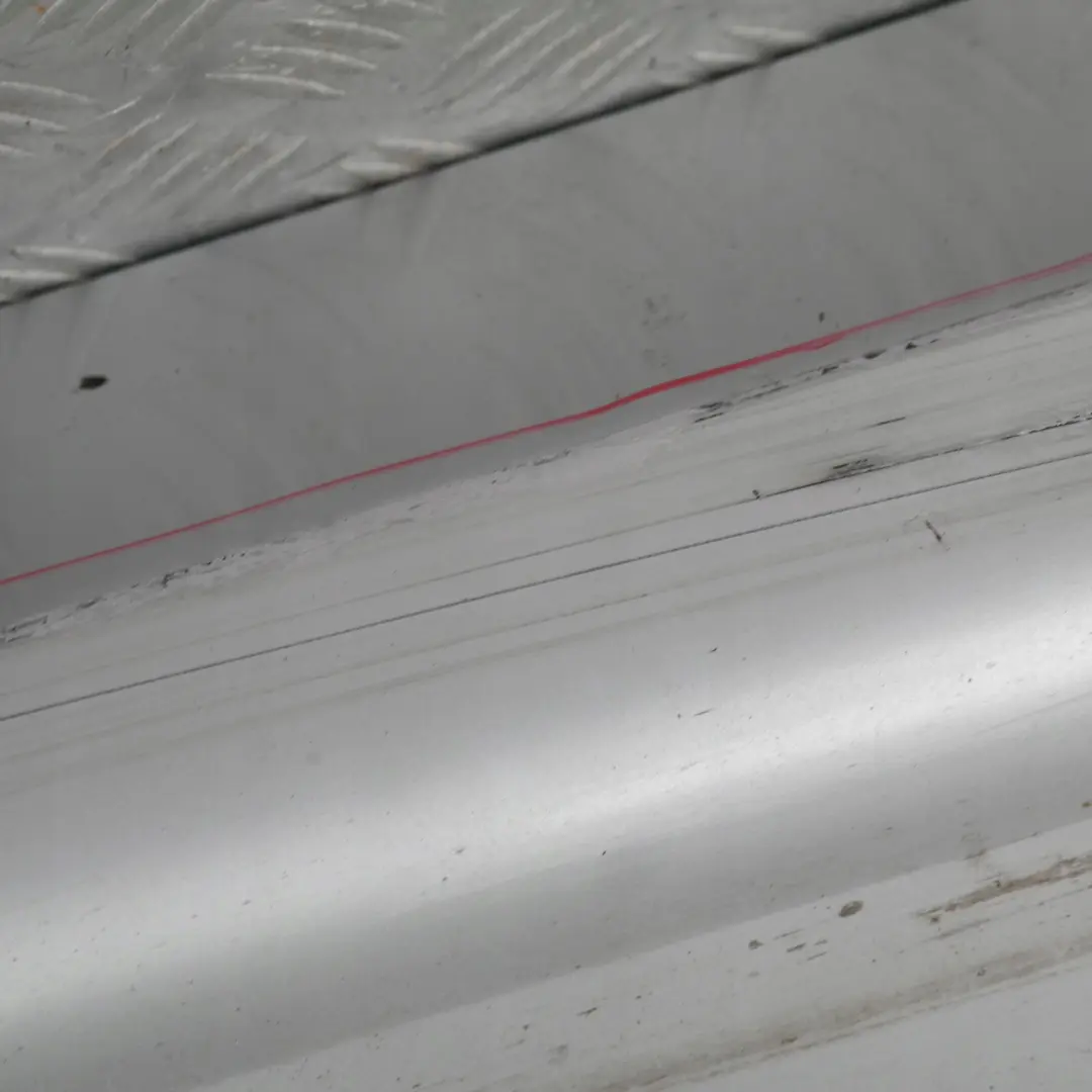 Sill Strip Faldón Lateral Izquierdo Titansilber Silver para BMW 1 E90 E91 con número de pieza 32951 BMW 1 E90 E91 Sill Strip Faldón Lateral Izquierdo Titansilber Silver - SKU 0032951-TS11 - Número de pieza 32951