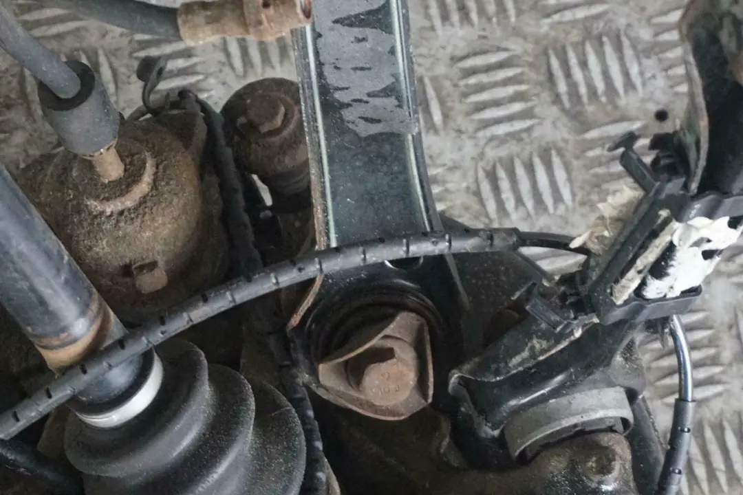 BMW E90 320i N46 Zwrotnica półoś prawy tył 150HP - SKU 6774810-6 - Numer Części 6774810