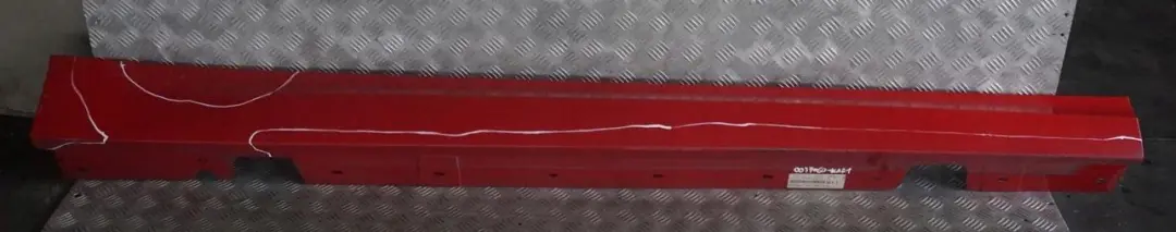 Liston de Umbral Lateral Derecho Rojo Karmesinrot para BMW E90 E91 LCI con número de pieza 0037060 BMW E90 E91 LCI Liston de Umbral Lateral Derecho Rojo Karmesinrot - SKU 0037060-KAR1 - Número de pieza 0037060