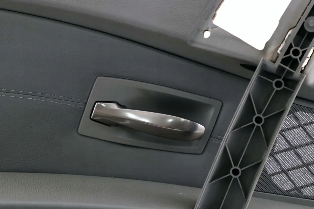 Boczek tapicerka drzwi lewy przód do BMW E60 E61 o numerze 7076169 BMW E60 E61 Boczek tapicerka drzwi lewy przód - SKU 7076169 - Numer Części 7076169