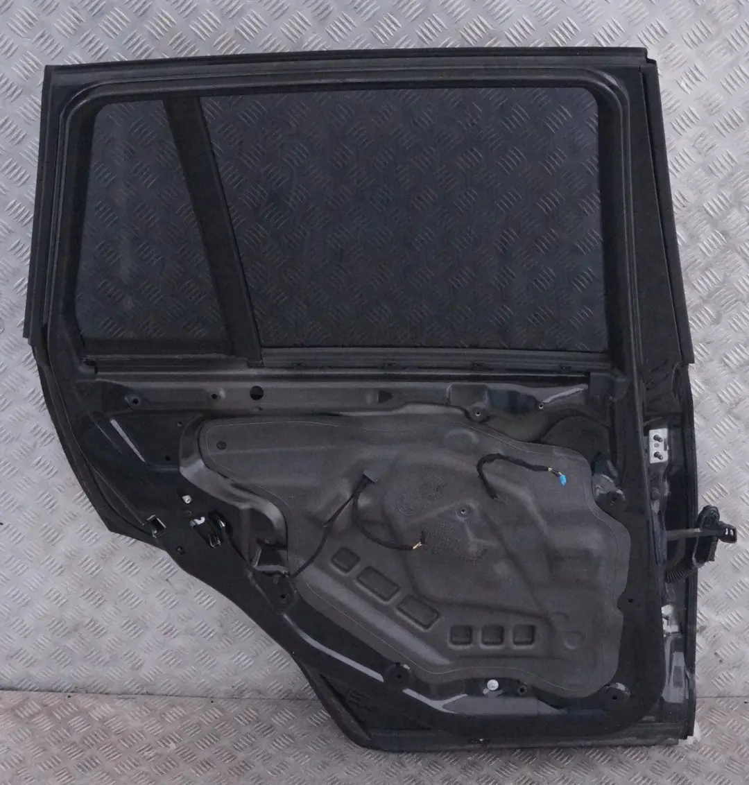 Lato Conducente Porta Posteriore Sinistra Nero 2 - 668 per BMW X3 E83 LCI con numero di parte 3449337 BMW X3 E83 LCI Lato Conducente Porta Posteriore Sinistra Nero 2 - 668 - SKU 3449337-BS1 - Numero di parte 3449337