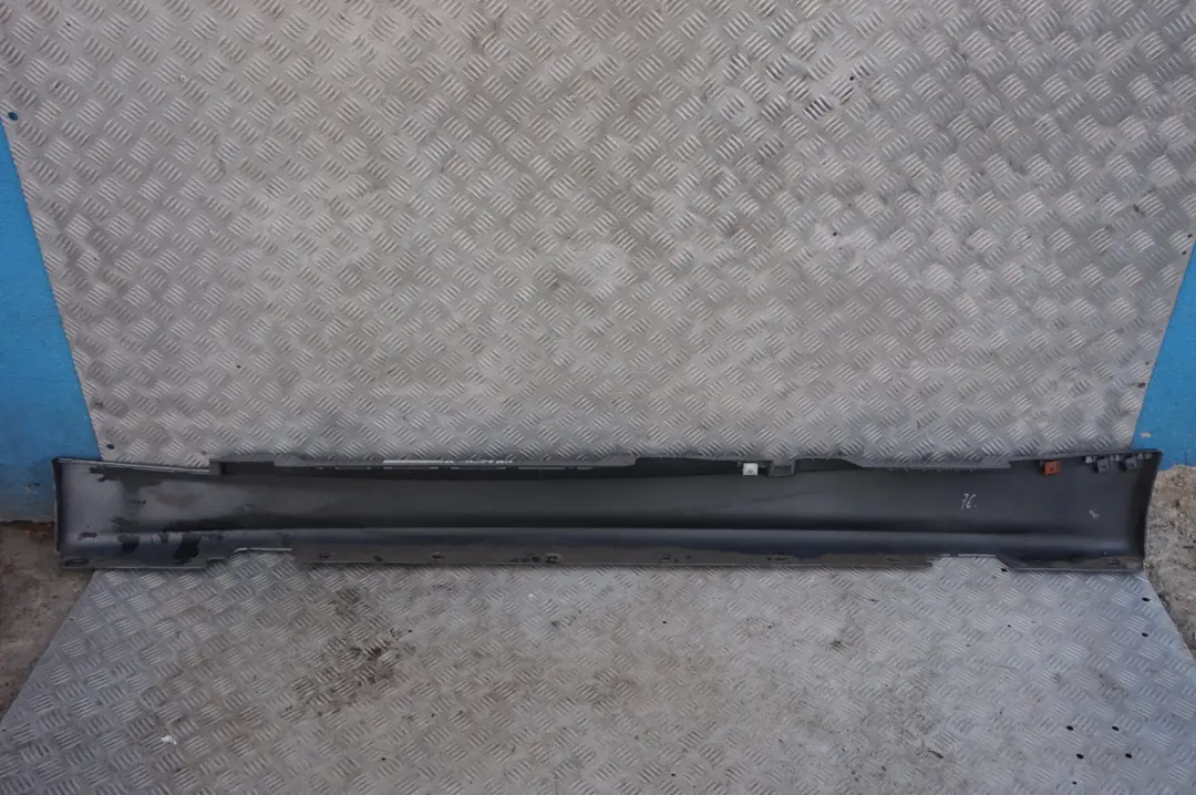 Nakładka próg prawy Quarzblau A18 do BMW 1 E87 o numerze 32948 BMW 1 E87 Nakładka próg prawy Quarzblau A18 - SKU 0032948-QB13 - Numer Części 32948