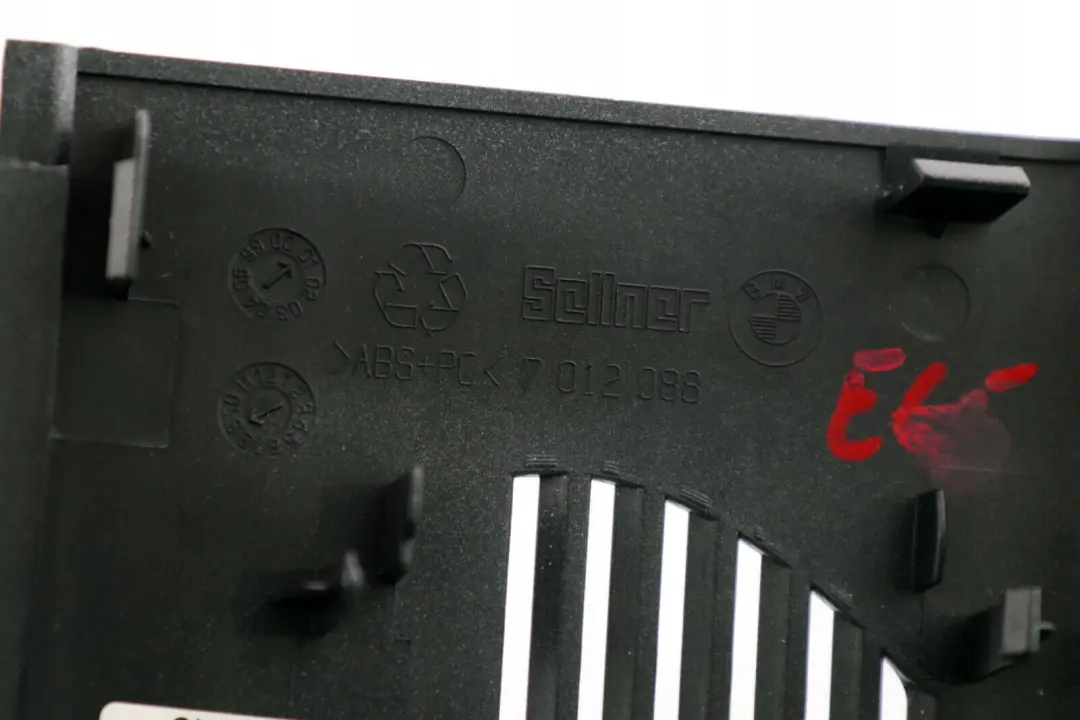 Osłona Zaślepka Podsufitki Tył do BMW E65 E66 E67 o numerze 7012196 BMW E65 E66 E67 Osłona Zaślepka Podsufitki Tył - SKU 7012088 - Numer Części 7012196