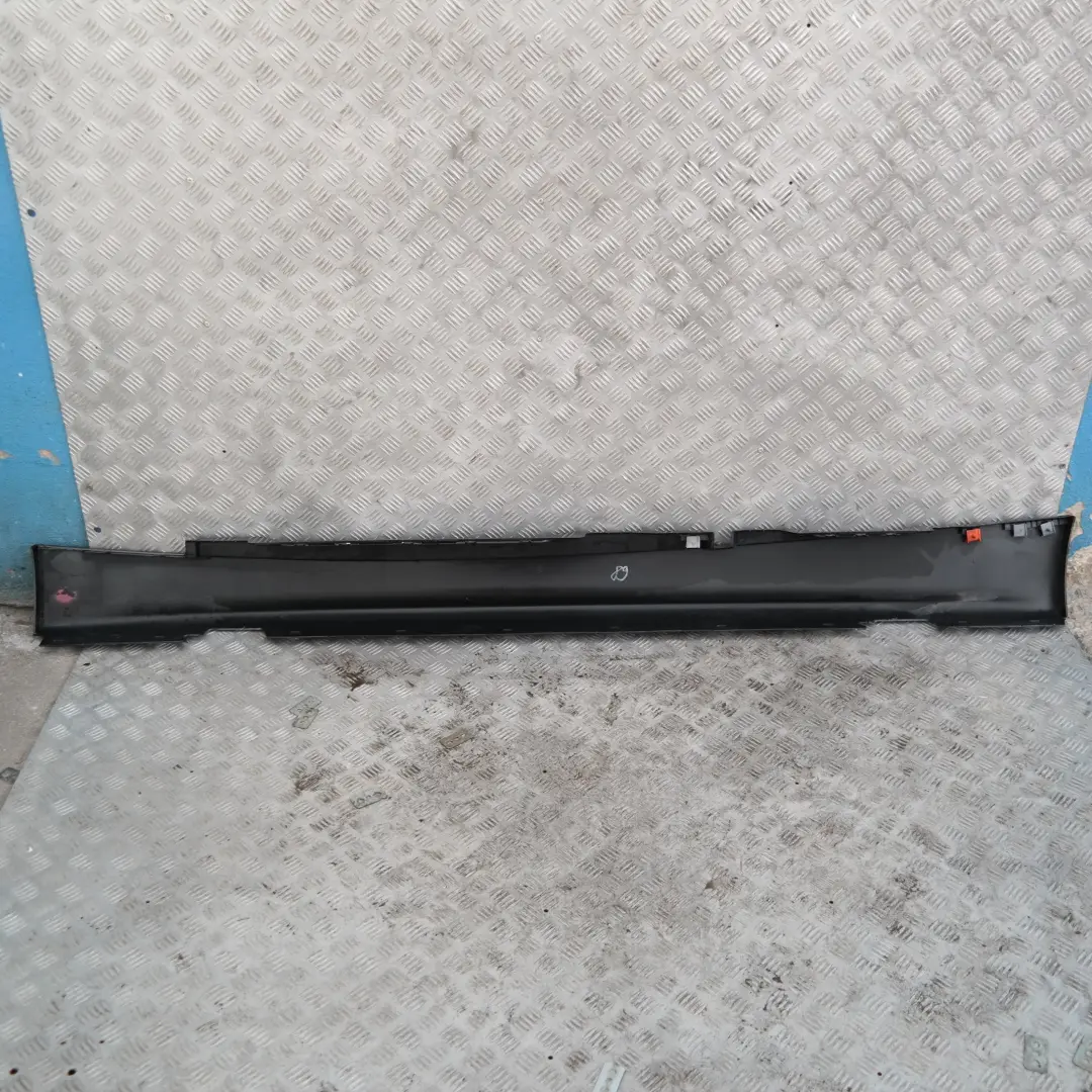 Bas de Porte Couverture Seuil Droite Mousseux Graphite Metallise pour BMW 1 E87 à propos du numéro de pièce 51770032948-SG1 BMW 1 E87 Bas de Porte Couverture Seuil Droite Mousseux Graphite Metallise - SKU 0032948-SG1 - Numéro de pièce 51770032948-SG1