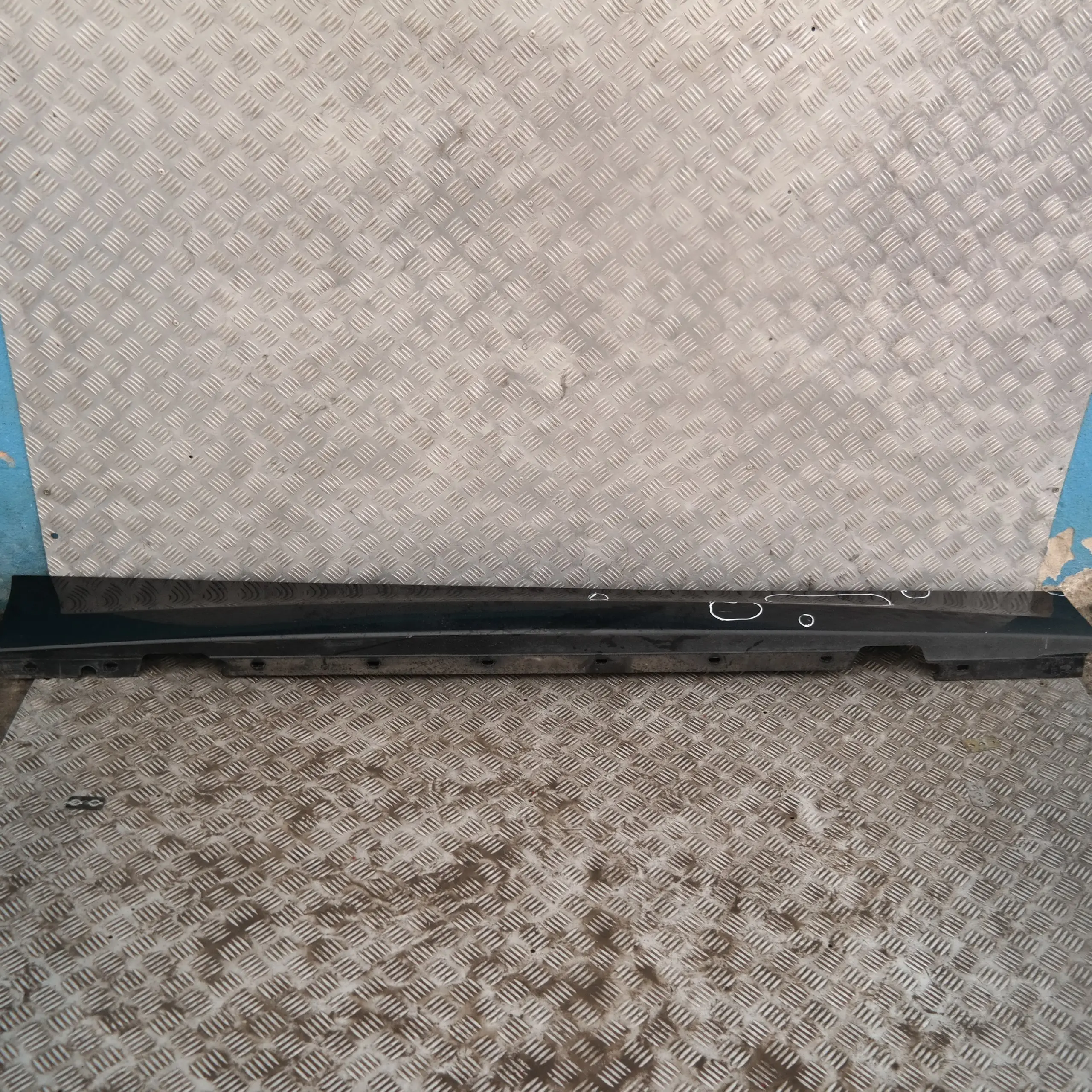 BMW E87 LCI Faldón lateral derecho Zafiro negro metalizado 475