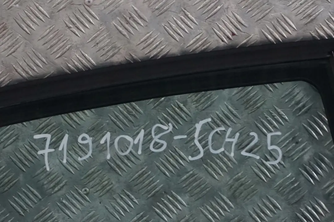 Puerta Trasera Derecha Schwarz 2 Negro II - 668 para BMW E87 E87N con número de pieza 7191018 BMW E87 E87N Puerta Trasera Derecha Schwarz 2 Negro II - 668 - SKU 7191018-SCH25 - Número de pieza 7191018