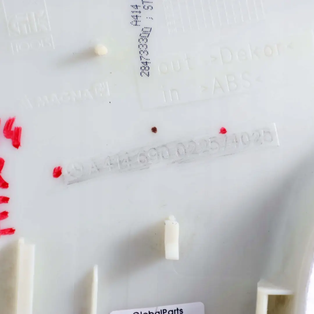 W414 Osłona słupka prawy tył grey do Mercedes VANEO o numerze A4146900225 Mercedes VANEO W414 Osłona słupka prawy tył grey - SKU A4146900225 - Numer Części A4146900225